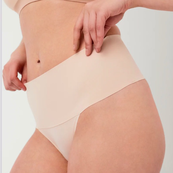 Spanx Smooth Undie-Tectable Thong NWOT Size M. Washed but never worn. - Picture 1 of 4